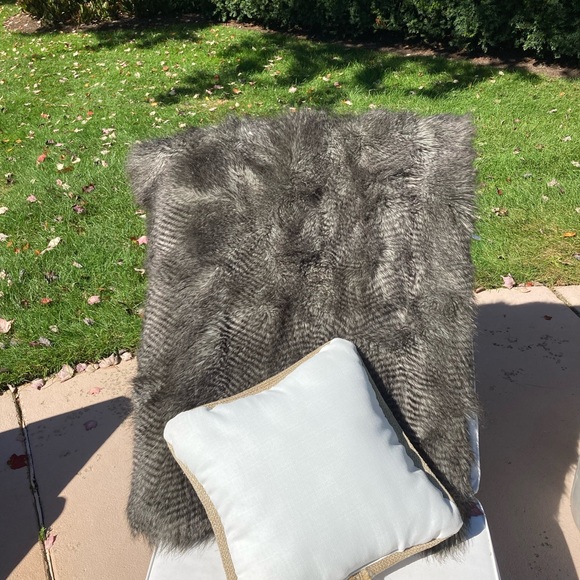 Beautiful Grey Modern Bella Luca Raccoon Fur Accent Fine Lien blanket - Picture 8 of 11